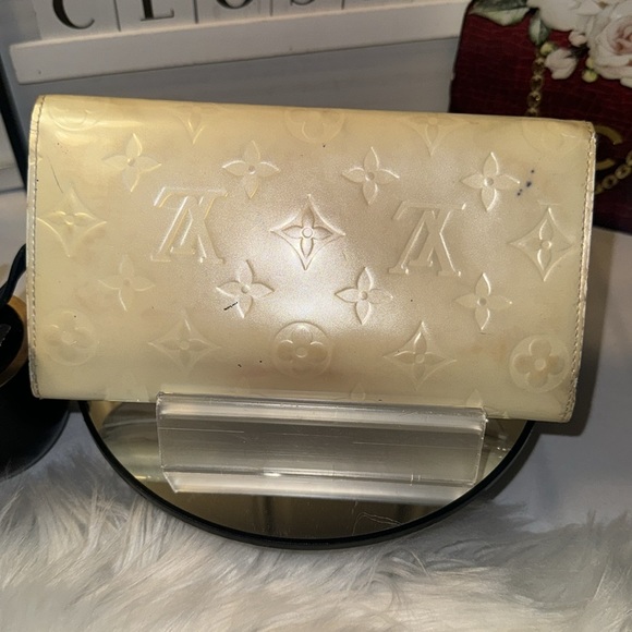 Louis Vuitton Blanc Corail Monogram Vernis Leather Sarah Wallet GUC - Picture 3 of 13